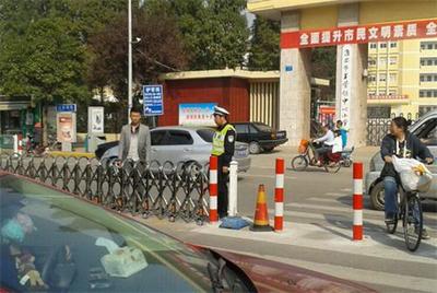 淮陰公安分局創新設置“可變護欄”，精準破解校園門前交通頑疾